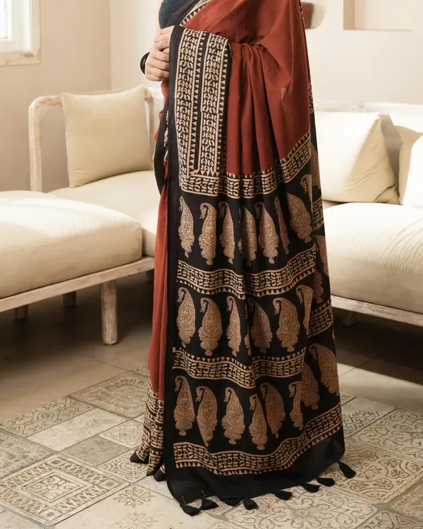 Red_Cotton_Paisley_Border_Print_Mulmul_Saree_For_Women